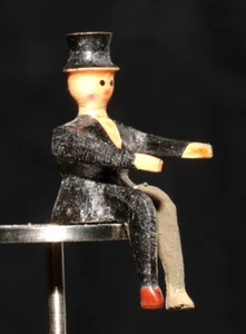 alte Miniatur Figur aus Holz, sitzend um 1900 schwarz , Seiffen Erzgebirge - Bild 1 von 8