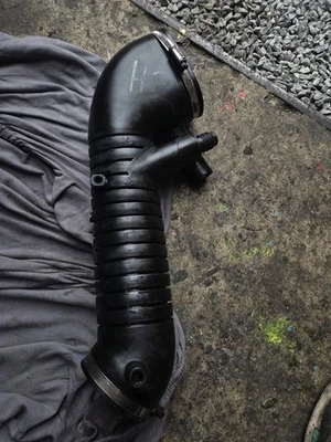 VW Golf  1 Cabrio 2h 155129627 Ansaugschlauch top - Bild 1 von 4