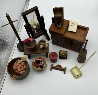 Lote vintage de móveis de madeira em miniatura para casa de bonecas - telefone, espelho, mesa, etc. - Imagem 1 de 4
