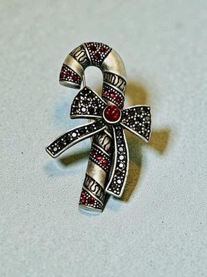 Lazo/broche con pedrería Lia Sophia con bastón de caramelo de Navidad de peltre Foto 1 de 2