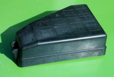 CUBIERTA BLOQUE DE CONEXIONES CAJA DE FUSIBLES PRINCIPAL CHEVY METRO 95-01 OEM GEO LSI GM BAJO CAPÓ Foto 1 de 4