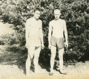 Hemdlose hübsche junge Männer MARINEBLAU Matrosen Ausbuchtung Strand Beefcake Homosexuell Vintage Foto - Bild 1 von 3