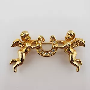 Prendedor Kirks Folly Lucky Angels Querubines Sosteniendo Herradura Jugadores Dije De Colección - Imagen 1 de 9