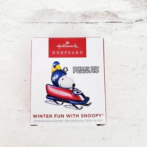 2022 Hallmark Peanuts "Diversión de invierno con fisgón"" adorno en miniatura - Imagen 1 de 4