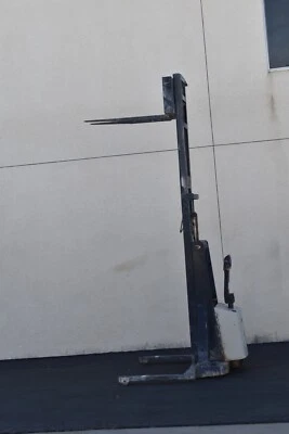 Crown 20MT Electric Walkie Straddle Stacker pallet jack - Image 1 of 4