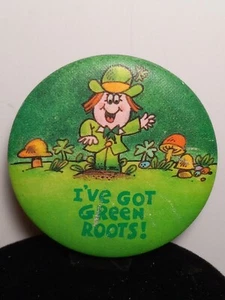 De colección St. Patrick’s LEPRECHAUN Pin On Button 1980 Trébol Raíces Verdes - Imagen 1 de 16
