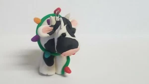 VACA Adorno de Navidad ENREDADO EN LUCES Arcilla de Polímero HECHO A MANO NUEVO Blanco/Negro - Imagen 1 de 6