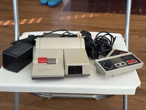 Console Nintendo Nes-101 originale Top Loader con controller (senza alimentazione) - Foto 1 di 13