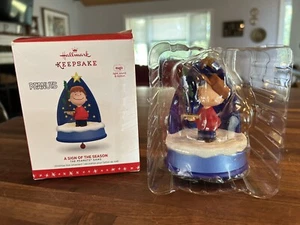 Hallmark Ornament "A SIGN OF THE SEASON" Peanuts Gang Light Sound Motion 2016 - Bild 1 von 9