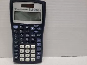 "Calculadora de mano con pantalla de dos líneas Texas Instrument Ti-30x2s 3"" x 6" - Imagen 1 de 9