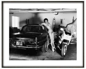 Helmut Newton, "Mädchen und Auto", Fine Art Print, verschiedene Größen - Bild 1 von 3