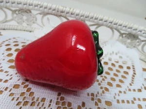 Vidrio artístico soplado estilo Murano vegetal fruta fresa 3,5" de alto de colección años 70 - Imagen 1 de 3