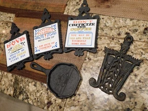 5 Teile KONVOLUT KONVOLUT GUSSEISEN KÜCHE Untersetzer BRATPFANNE Vintage Charmant "LIEBE" - Bild 1 von 10