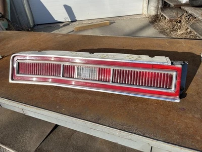 Conjunto de lanterna traseira esquerda Chevrolet Caprice 1974 fabricante de equipamento original 74 LH - Imagem 1 de 4