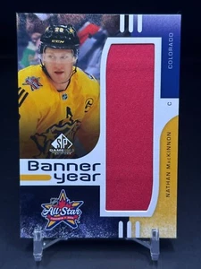 2024-25 UD SP GIOCO USATO - Nathan Mackinnon - BANNER YEAR All-Star Game #BYAS-NM - Foto 1 di 2