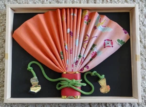 Japanisch Asiatisch Dekorativer Stoff Handfächer von Miyai [Verpackt] 11" W - Bild 1 von 5