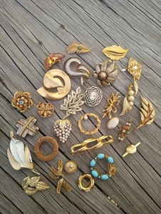 VINTAGE Broken Costume Jewelry Lot Rhinestone Upcycle Repair Brooch Brooches 25+ - Picture 1 of 6