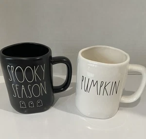 2-Rae Dunn Kaffeetassen Halloween/Herbst schwarz weiß 5" hoch - Bild 1 von 6