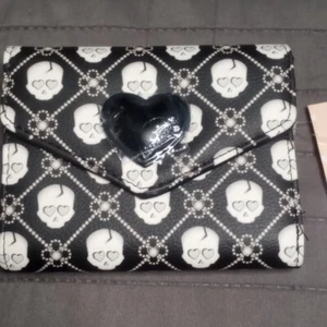 Betsey Johnson LBCASH Black & White Bifold Flap Wallet Skulls & Hearts NWT - Picture 1 of 9
