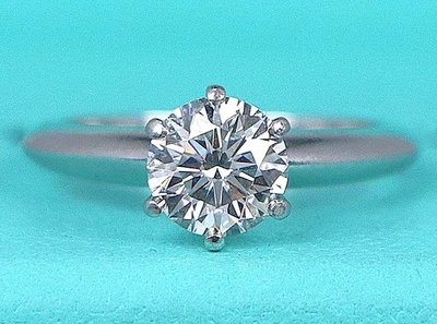 $22,500 Tiffany & Co. Anillo de compromiso redondo de diamantes de platino 1,32 quilates I VS1 talla 6 Foto 1 de 4