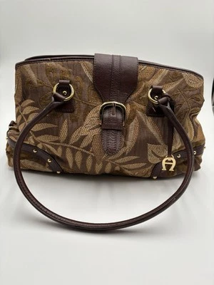 Etienne Aigner/Bolsos/Bolso de Hombro Mediano Floral Bordado Cartera Foto 1 de 4