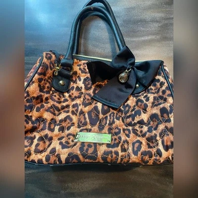 Bolso de mano Betsey Johnson grande con estampado de leopardo acolchado con lazo Foto 1 de 4
