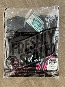 Johnny Cupcakes DCON VIP Delorean Men’s Large T-Shirt NEW Sealed - Picture 1 of 2