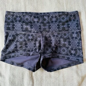 Lululemon Womens Athletic Workout Shorts Size 4 All Over Print Yoga GYM - Picture 1 of 6