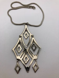 Vintage moderne Halskette mit großem silberfarbenem Anhänger und abstraktem Design - Bild 1 von 3