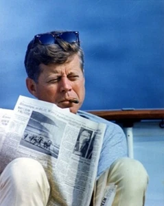 Presidente John F Kennedy con cigarro y New York Times 8x10 foto 25 - Imagen 1 de 2