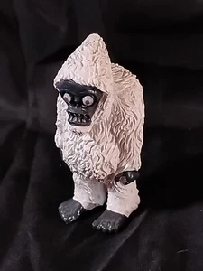 Plants Vs Zombies Yeti Zombie 3” Figure. Upsta7 - Picture 1 of 7