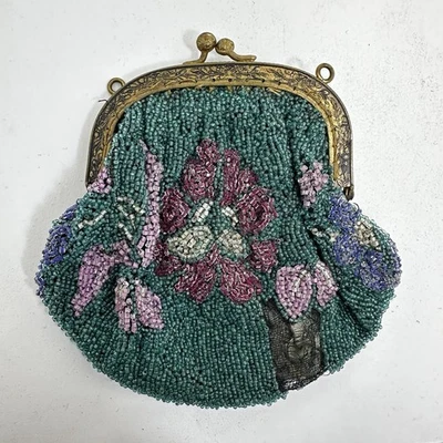 Antiguo monedero victoriano con cuentas de vidrio de los años 20 diseño floral hecho en Francia Foto 1 de 4