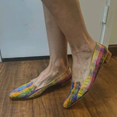 Oropel plano Stuart Weitzman talla 8,5 Rialto apuntado a varios cuadros de seda Foto 1 de 4