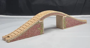 Thomas & seine Freunde Holzeisenbahn Zug Panzer Lokomotive - 3-teilige Backsteinbogenbrücke - Bild 1 von 6