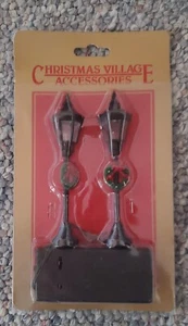 Christmas Village Accessory 2 Street Lights with Wreaths Battery Operated new - Picture 1 of 1