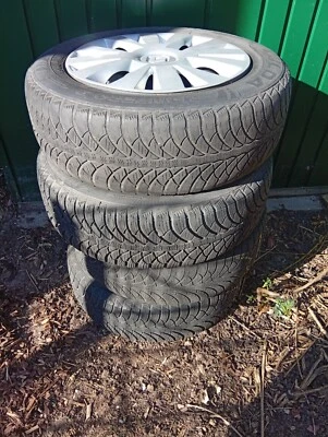 Winterreifen auf Felgen mit Radkappen 185/65R15 88Q, 4 Radbolzen, Renault Zoé - Bild 1 von 3