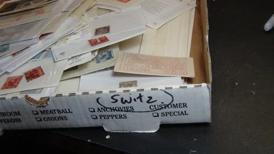 Stampsweis Suiza sellos en páginas Glassines est 1800 sellos en caja de pizza  Foto 1 de 4