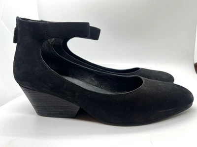 Bomba de gamuza negra Eileen Fisher talla 9 con correa para el tobillo, cuña cónica y cremallera en el talón Foto 1 de 4