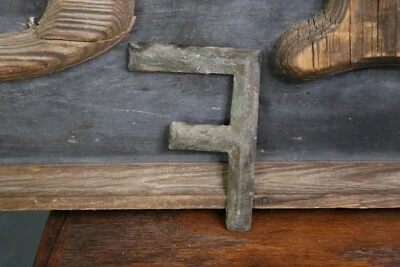 Antiguo letrero comercial de colección con letra "F" de latón arte popular primitivo inicial casa escolar Foto 1 de 4
