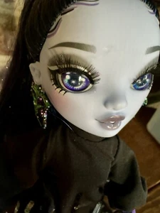 Rainbow High ( Shadow High ) Reina Glitch Crowne Fashion Doll Stand - Picture 1 of 9