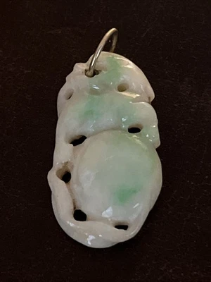 Colgante vintage de jade tallado Foto 1 de 4
