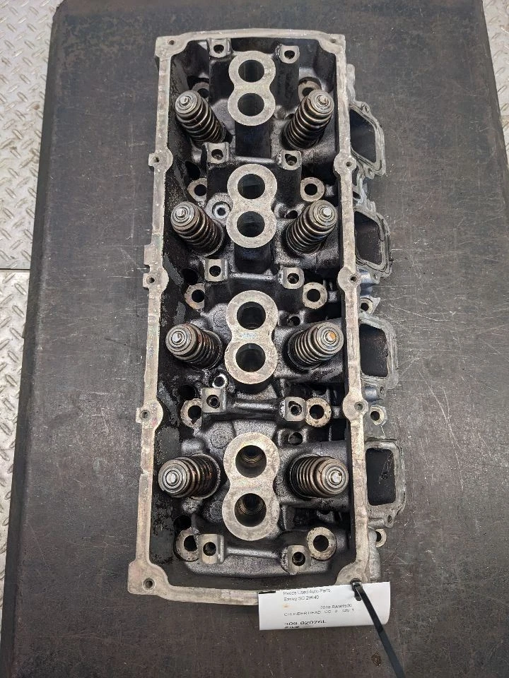 Culata izquierda conductor 5,7 L compatible con 16-23 300 1176353 Foto 1 de 4