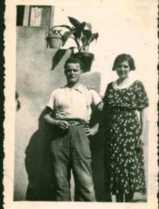 Photo ancienne couple vendéen posant devant leur maison la Tranche sur Mer - Foto 1 di 1