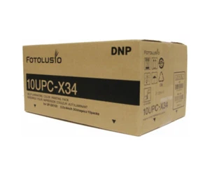 DNP Fotolusio 10UPC-X34 Carta + Ribbon per 300 Stampe Fototessere - Zdjęcie 1 z 2