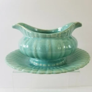 1930s Art Deco Style Green Sauce Gravy Boat Scalloped Edge Attached Underplate - Picture 1 of 11