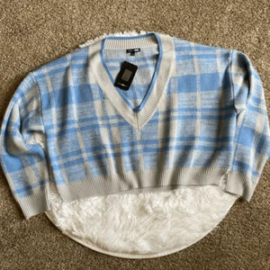 Fashion Nova bauchfreier Pullover kariert blau grau V-Ausschnitt bauchfreies Oberteil neu Damengröße 2X - Bild 1 von 7