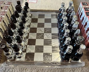 Vintage 70s Complete Avon Full Cologne Chess Set 32 Pieces With Board Unused NEW - Bild 1 von 10