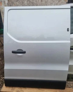 VAUXHALL VIVARO MK2 X82 TRAFIC 2014-19 LEFT N/S SLIDING COMPLETE DOOR IN SILVER - Picture 1 of 8