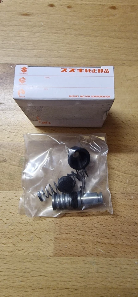 NOS OE SUZUKI RG 500 KIT REVISIONE POMPA FRENO ANTERIORE Foto 1 de 1