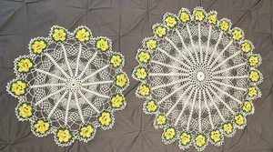 Lotto di 2 Dollies tondi fatti a mano all’uncinetto Boarder fiori gialli 25” e 19”  - Foto 1 di 10